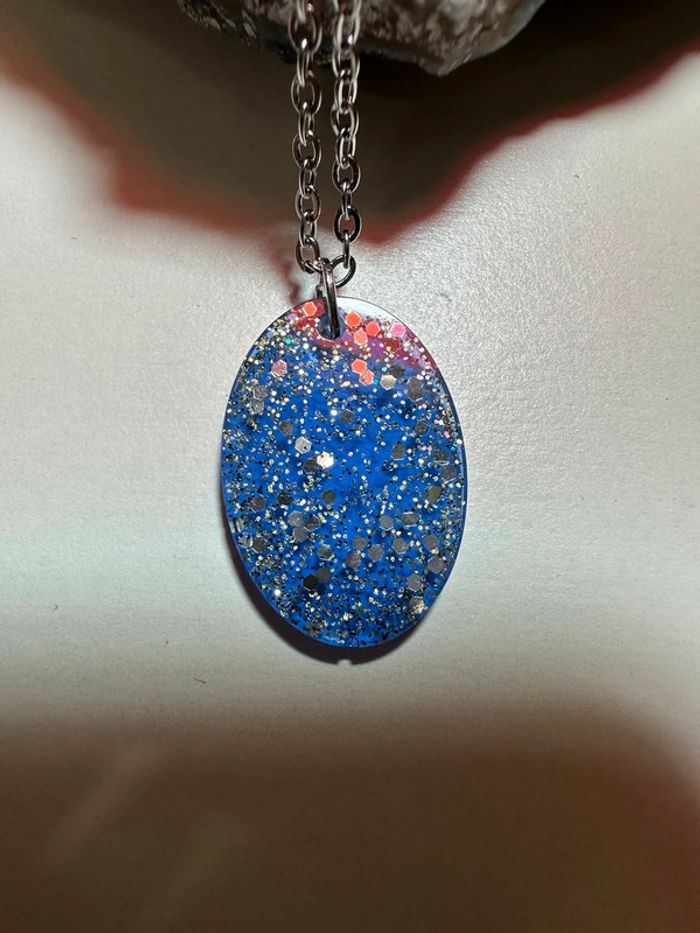 Pendentif grand arrondie en résine bleu et doré - photo numéro 2