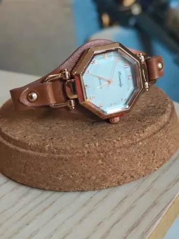 Montre marron hexagonale, cadran sur bracelet