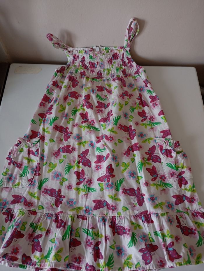 Robe d'été,6! ans ,blanche et imprimé multicouleus  papillons , Tout simplement. Très bon état - photo numéro 5