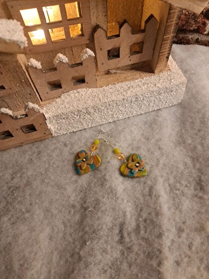 Boucles d'oreilles pendante avec pâte polymere cœur multicolore - photo numéro 7