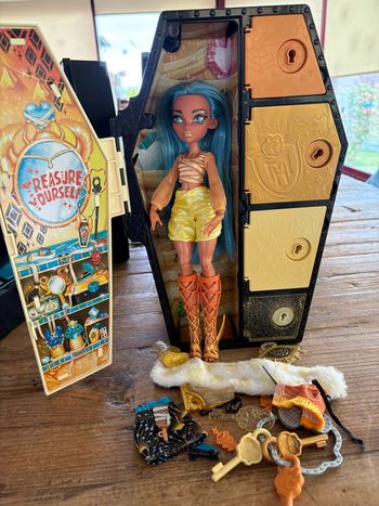 À vendre poupée monster high cléo 