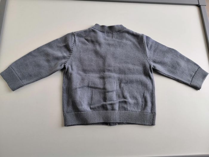 Lot de 2 gilets à col V en maille légère (Beige et Bleu) 6 mois Kiabi - photo numéro 4