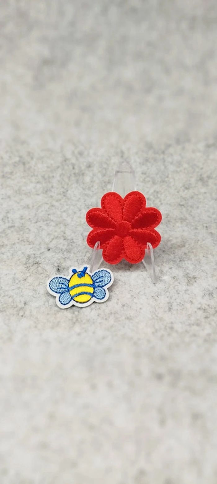 🍄 lot de deux écussons fleur et abeille