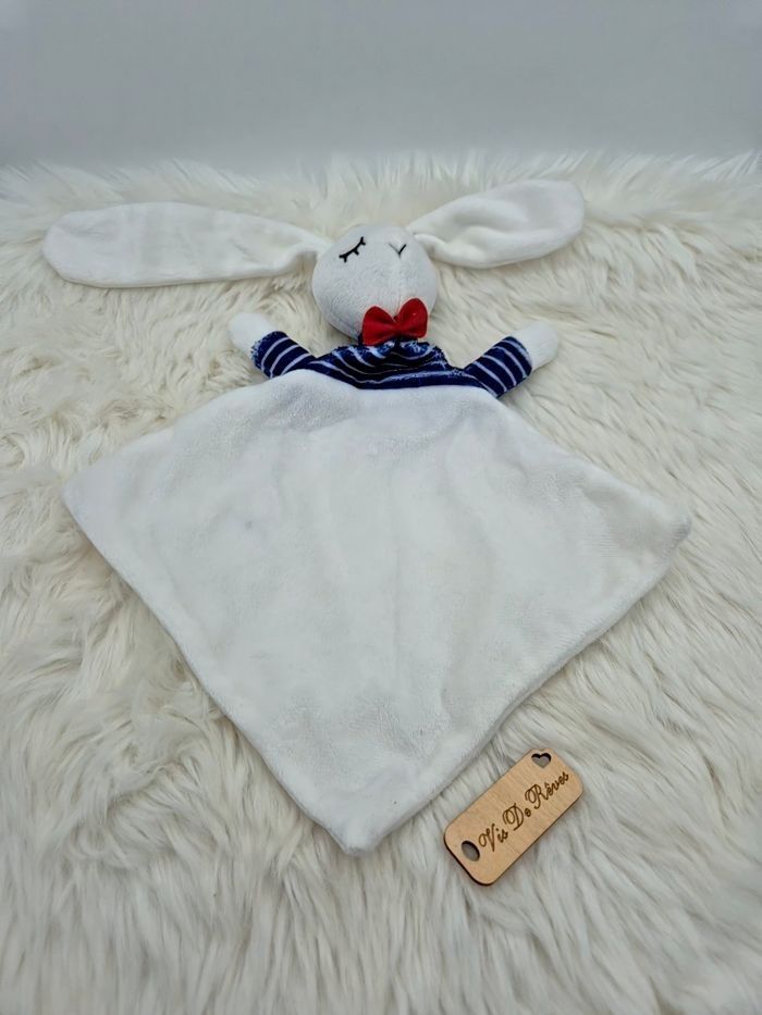 Doudou lapin blanc et bleu Envie de Fraise