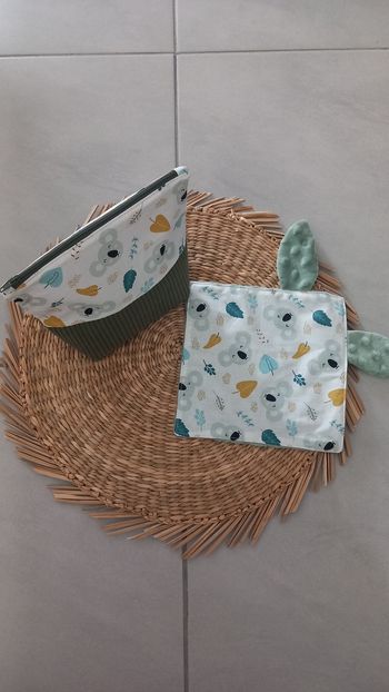 Trousse de toilette et doudou assorti