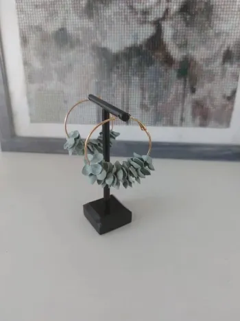 Boucles d'oreilles créoles fleurs tissu bleu ciel