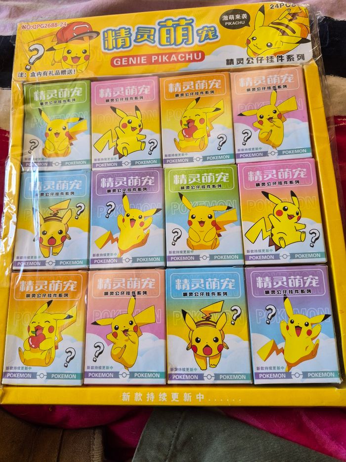 24 boîtes figurine pokemon