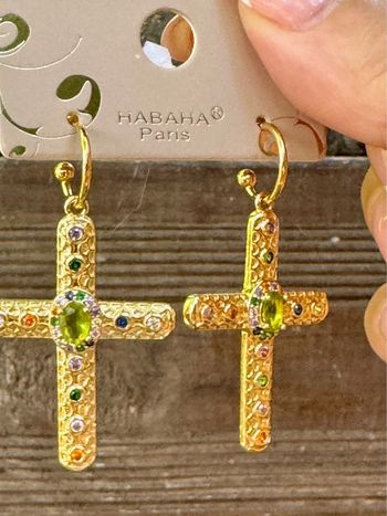 Boucles d’oreilles petites créoles grosse croix incrustées de cristaux habaha Paris