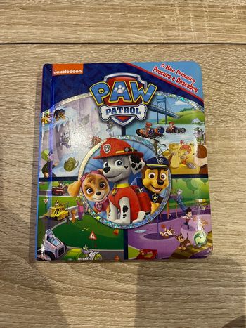 Petit livre cartonné cherche et trouve Paw Patrol en portugais