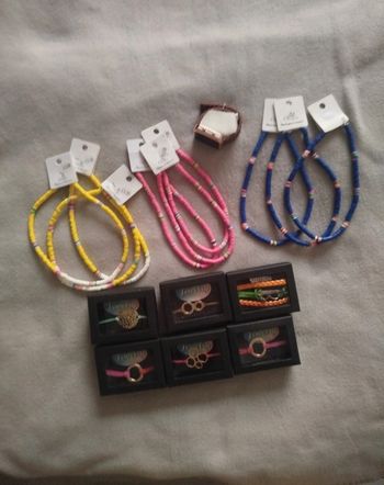 Lot colliers et bracelets neufs