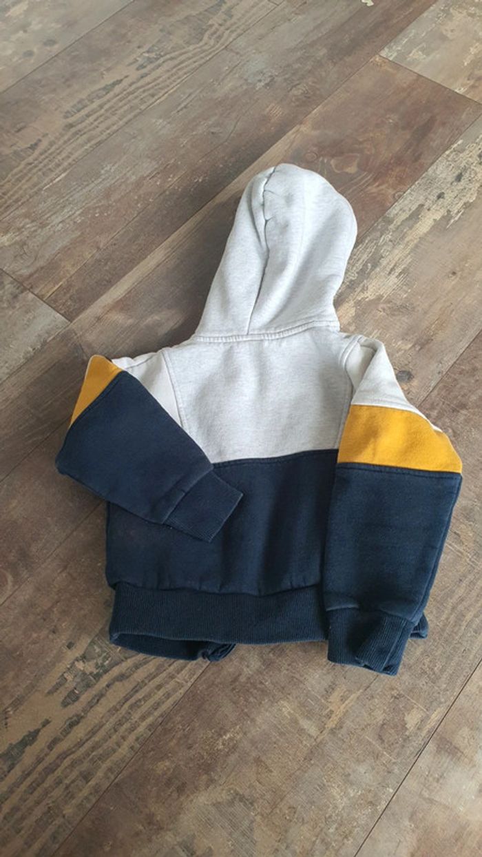 Gielt sweat tao 4 ans en très bon état mais petite tâche - photo numéro 4