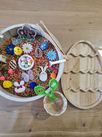 Kit de jeu de transvasement sensoriel thème : Pâques 