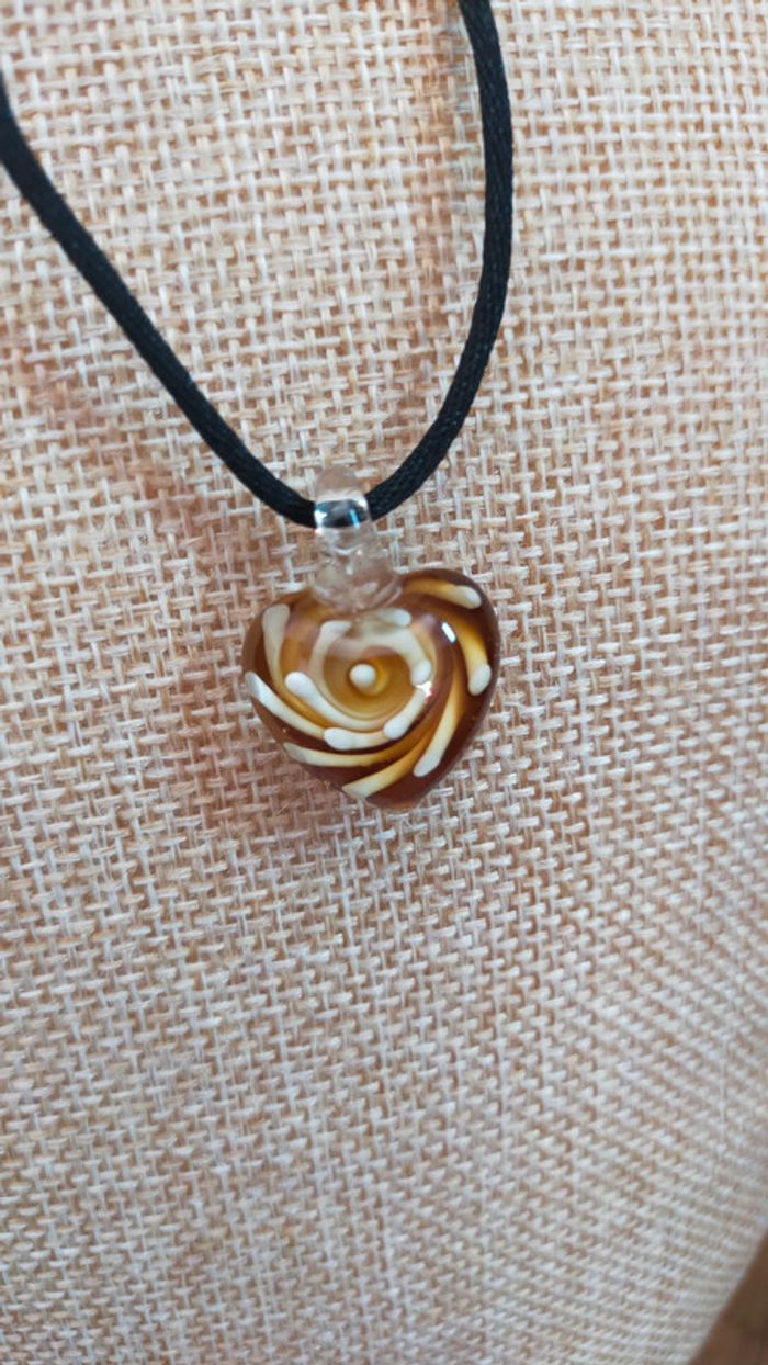 Pendentif fantaisie – Cœur orangé effet ambre avec matière blanche, résine stylée - photo numéro 4