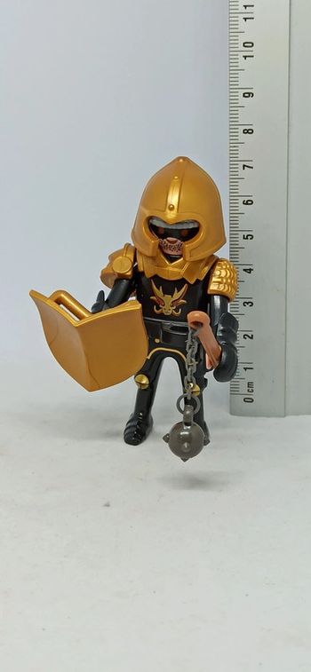 Homme chevalier armure noire avec casque et bouclier doré playmobil
