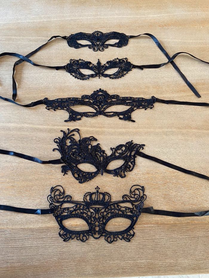 Lot de cinq loups neufs en dentelle noire