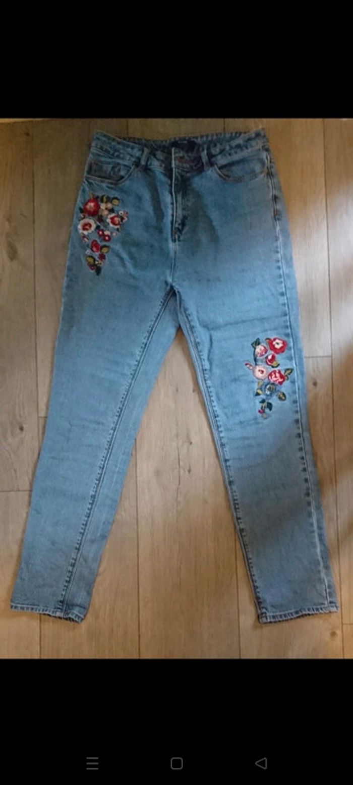 Jean taille haute coupe droite imprimés broderies fleurs