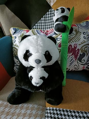 PELUCHE PANDA MAMAN AVEC SON BEBE ET UN AVEC SON BAMBOU