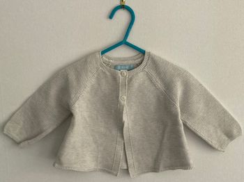 gilet 2 boutons en maille de coton taille 6 mois