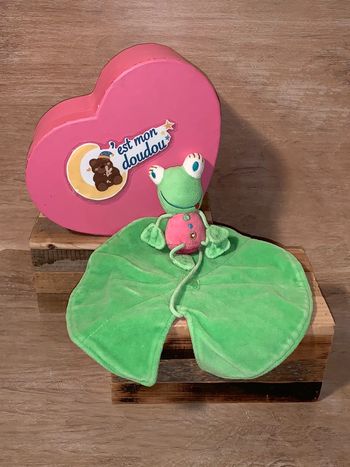 DP02 doudou grenouille DPAM