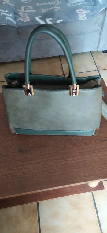 Sac à main couleur marron/vert foncé.
