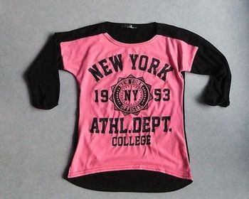 Maillot manches 3/4 noires, devant rose fluo, imprimé noir "New York", dos noir.