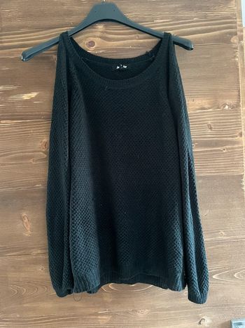 Pull léger noir épaule dénudée