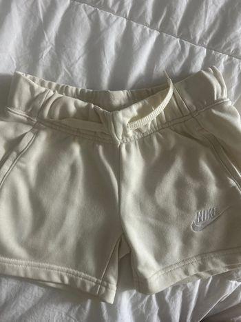 Short fille