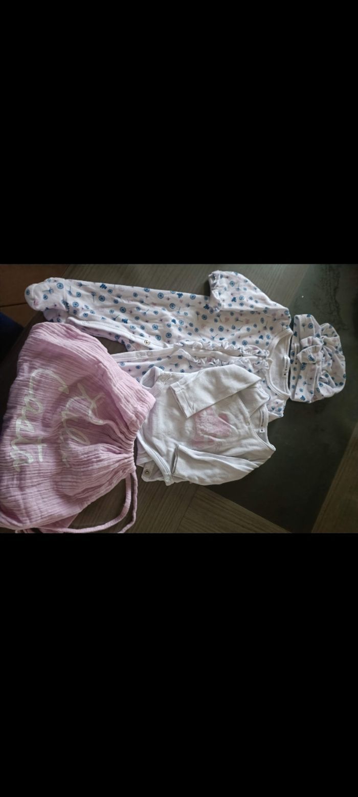 Lot vêtements fille 1 mois - photo numéro 2