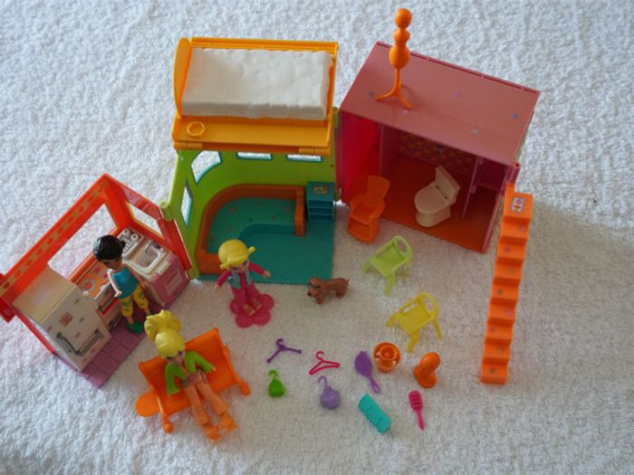 Lot n°1 Polly Pocket : 1 Maison + 3 poupées + accessoires