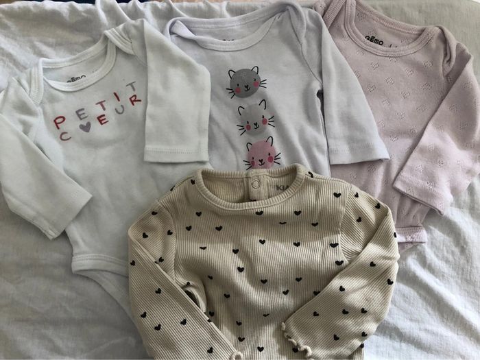 Lot 4 bodies taille 1 mois