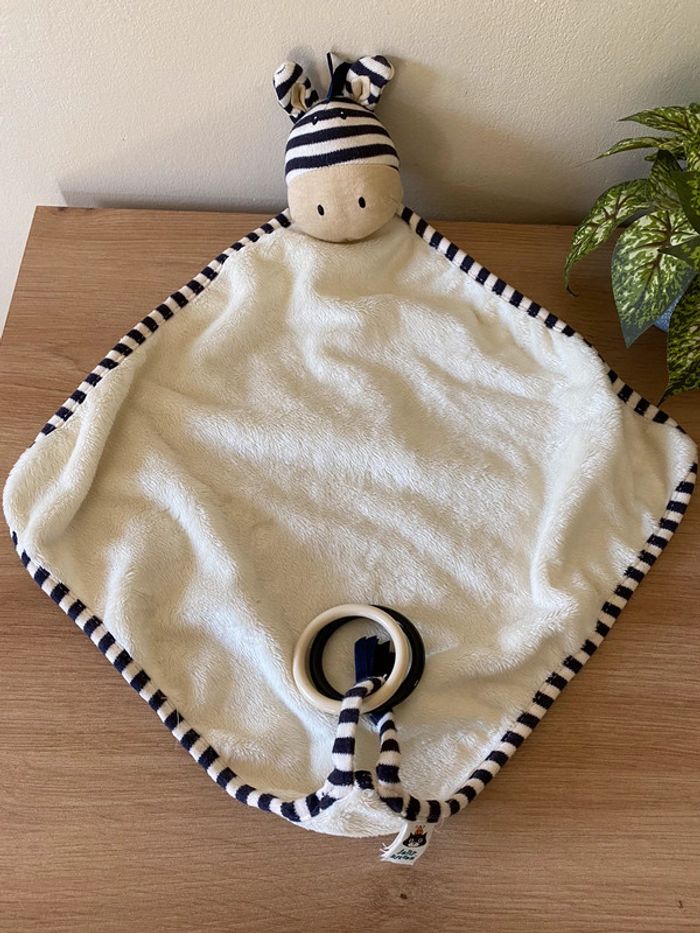 Doudou plat zebre rayé blanc bleu 2 anneaux jellycat - photo numéro 3