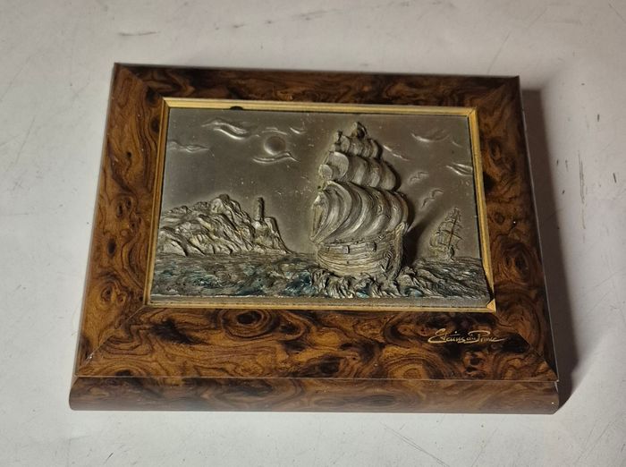 Boîte à bijoux coffre à souvenirs en bois et étain « Étains du Prince » décor en relief