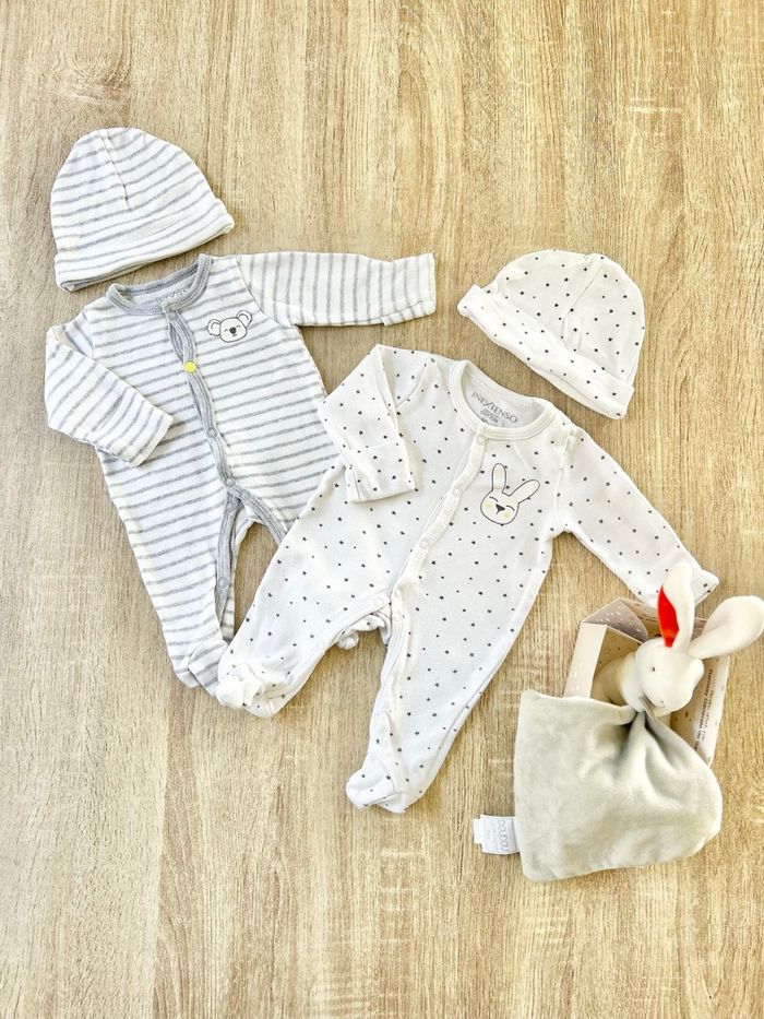 2 pyjamas - 2  bonnets - 1 doudou bébé fille