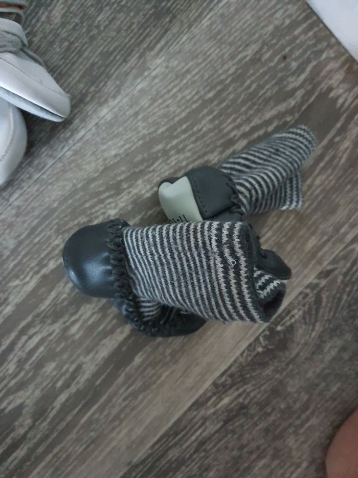 Lot petite paires de chaussures et chaussettes bebe - photo numéro 5