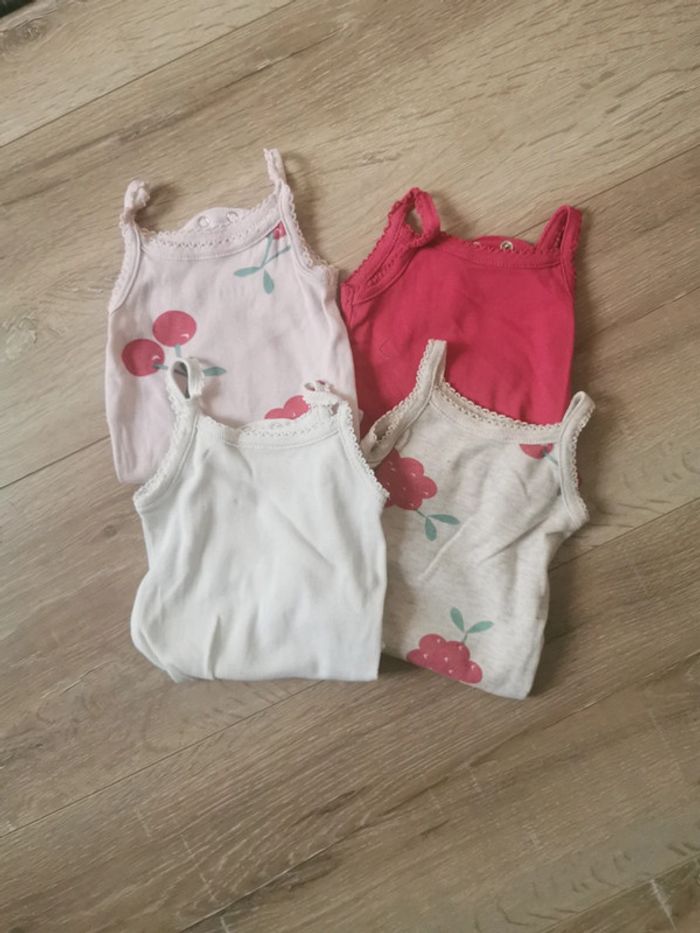 Lot 4 bodys sans manches 3 mois