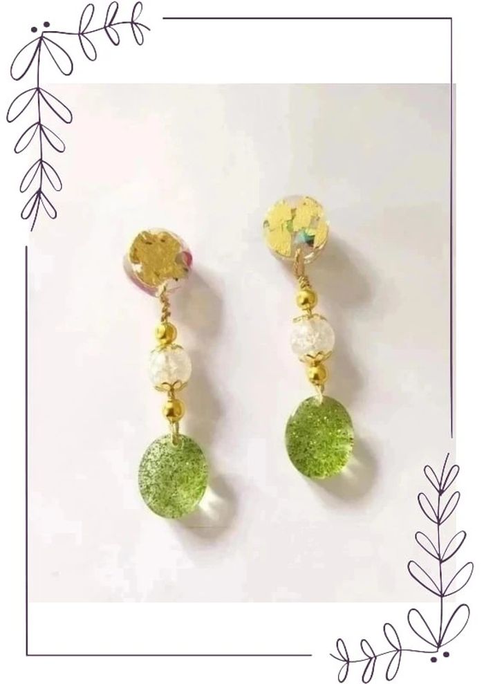 Boucles d'oreilles artisanales perles chic vert & or tige plastique.