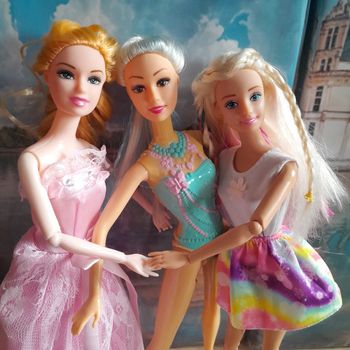3 poupées dont deux articulées, 3 soeurs 