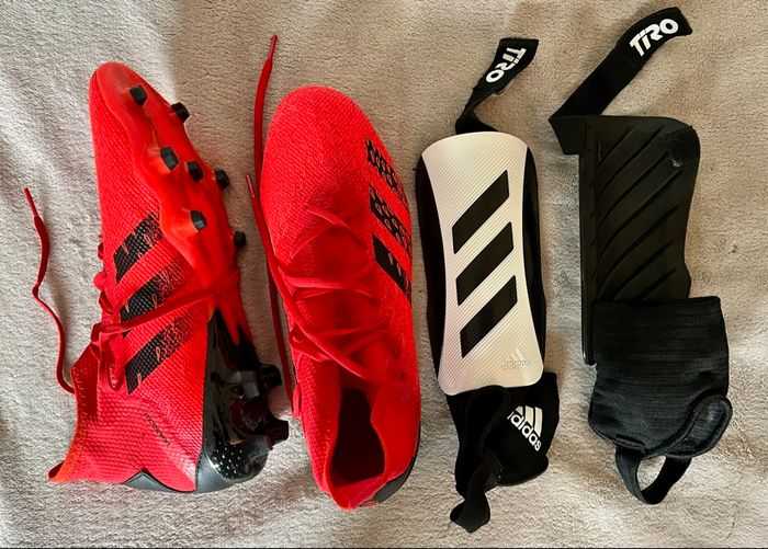 Crampons Adidas Predator taille 42 + Protège-tibias Adidas Tiro - Comme neufs