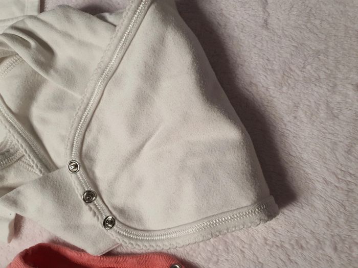 Lot 2 bodys et 1 brassiere - photo numéro 5