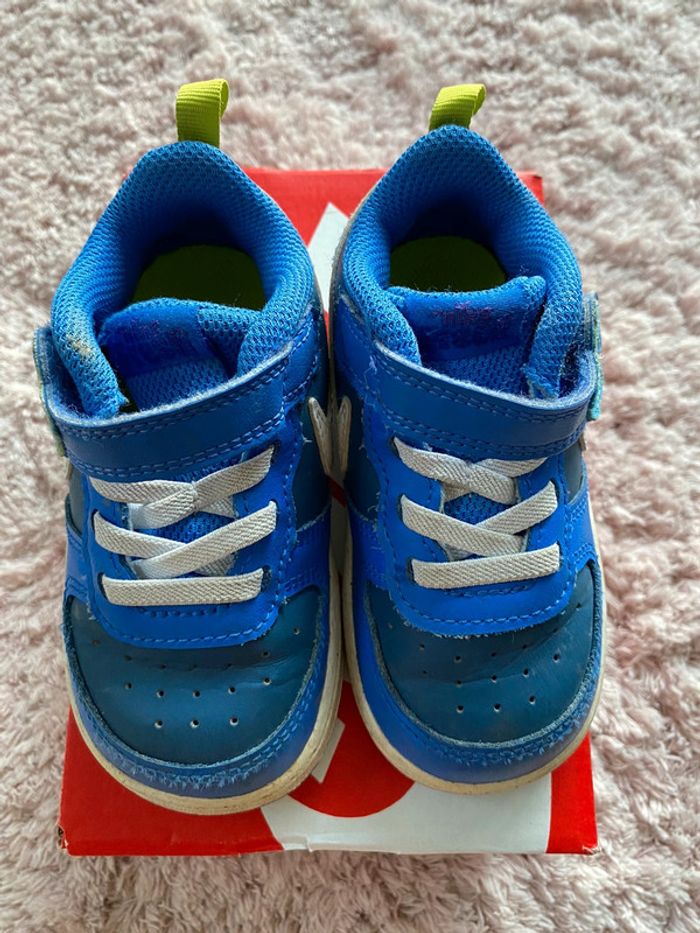 Baskets Nike taille 23,5
