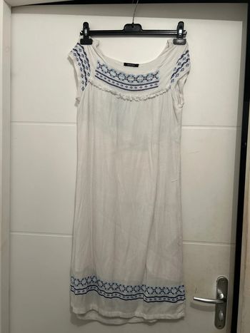 Robe blanche et bleu