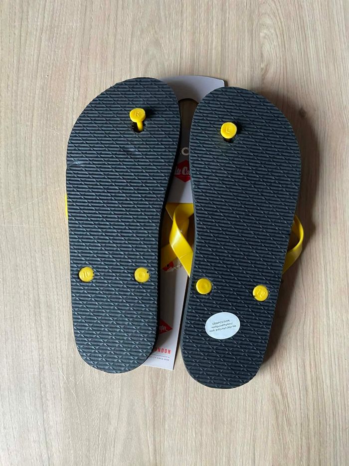 Tong Lee Cooper taille 40 noir et jaune
Neuf - photo numéro 2