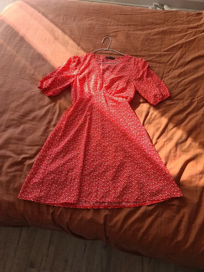 Robe rouge à fleurs