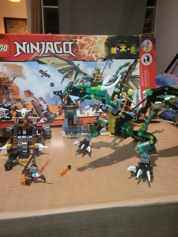 Lego Dragon vert Ninjago avec ses minifigurines