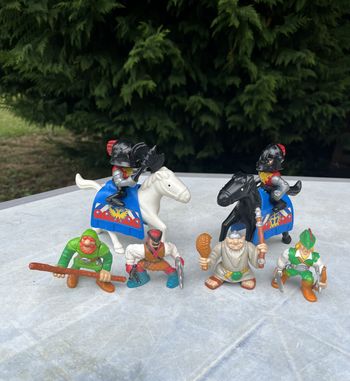 Figurines Robin des bois (4) & 2 chevaliers à cheval