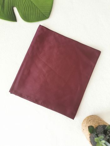 Écharpe élégante en satin bordeaux Kariban