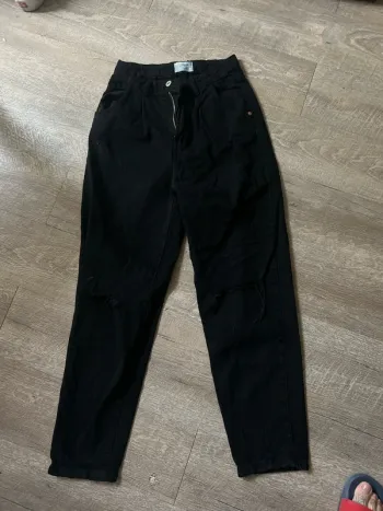 Jeans taille haute trouée