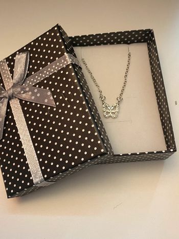 Collier argenté pendentif papillon avec brillant