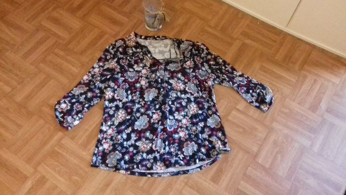 Top fleurie à brillants