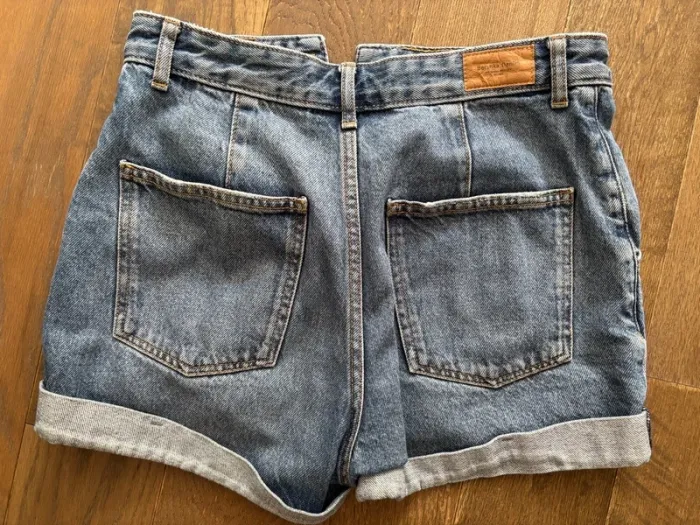 Short en jean Bershka t.S tbe - photo numéro 3